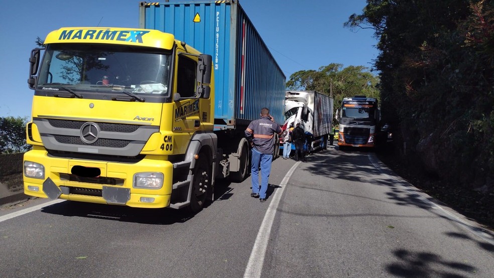 Colisão entre carreta e caminhão interdita faixa da Rodovia Anchieta em direção ao litoral de SP — Foto: Divulgação ARTESP