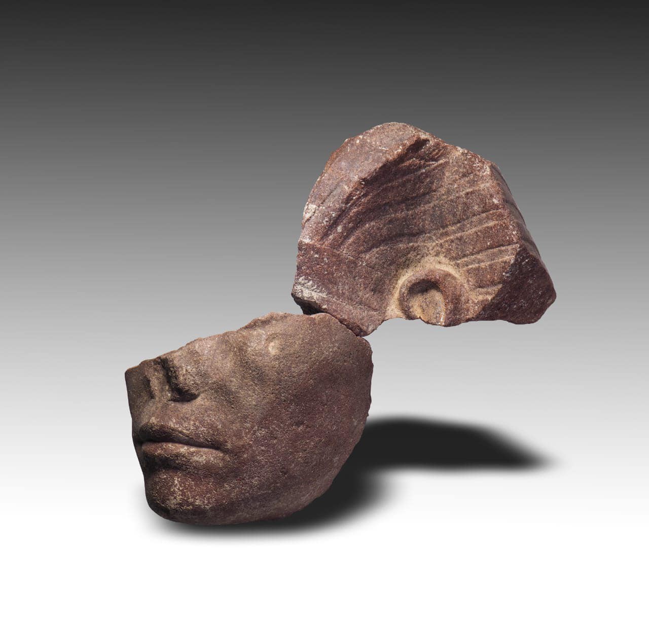 Fragmentos da cabeça da esfinge de faraó egípcio  — Foto: Ministry of Tourism and Antiquities/Reprodução/Facebook