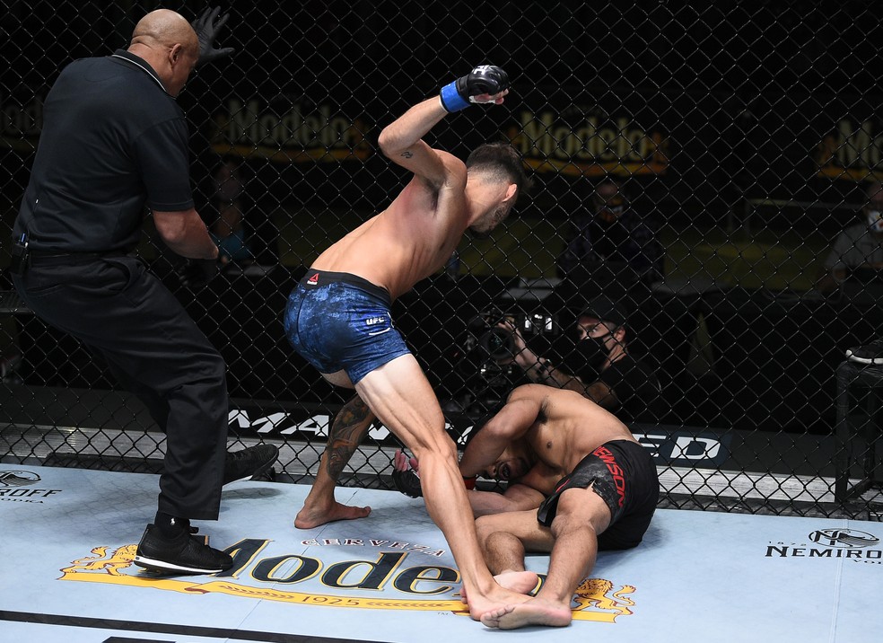 Randy Costa golpeia Journey Newson após derrubá-lo com um chute alto no UFC Covington x Woodley — Foto: Getty Images