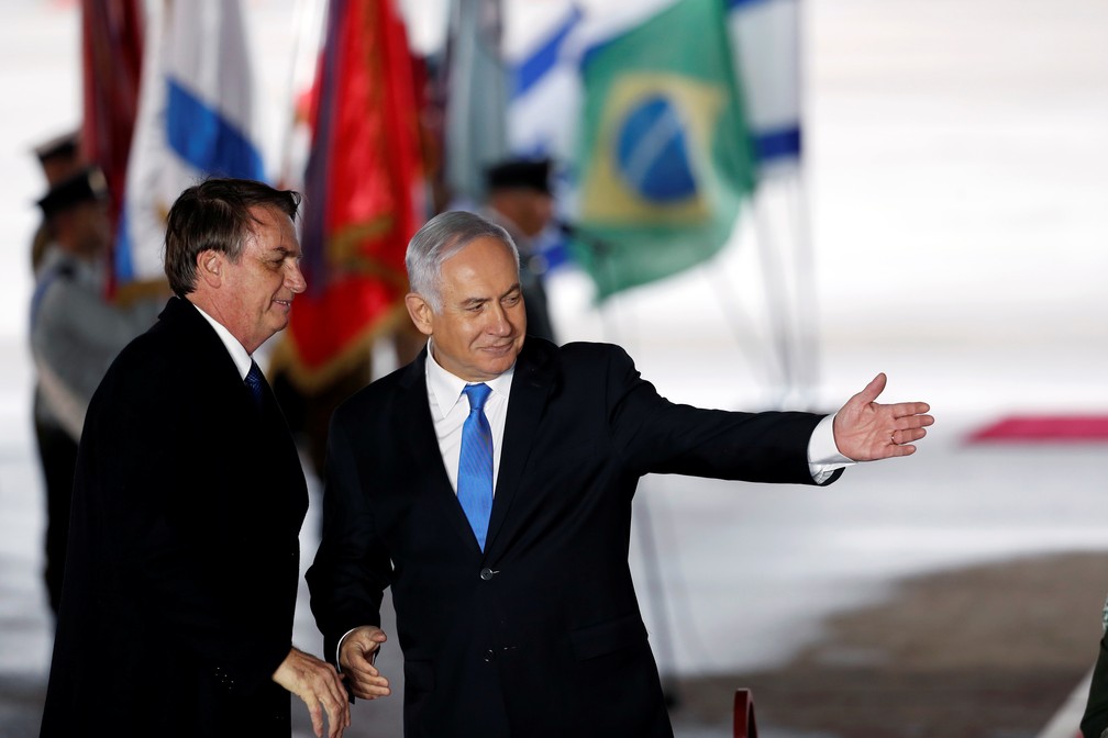 Bolsonaro foi recebido em Tel Aviv pelo premiê israelense Benjamin Netanyahu — Foto: REUTERS/Ronen Zvulun