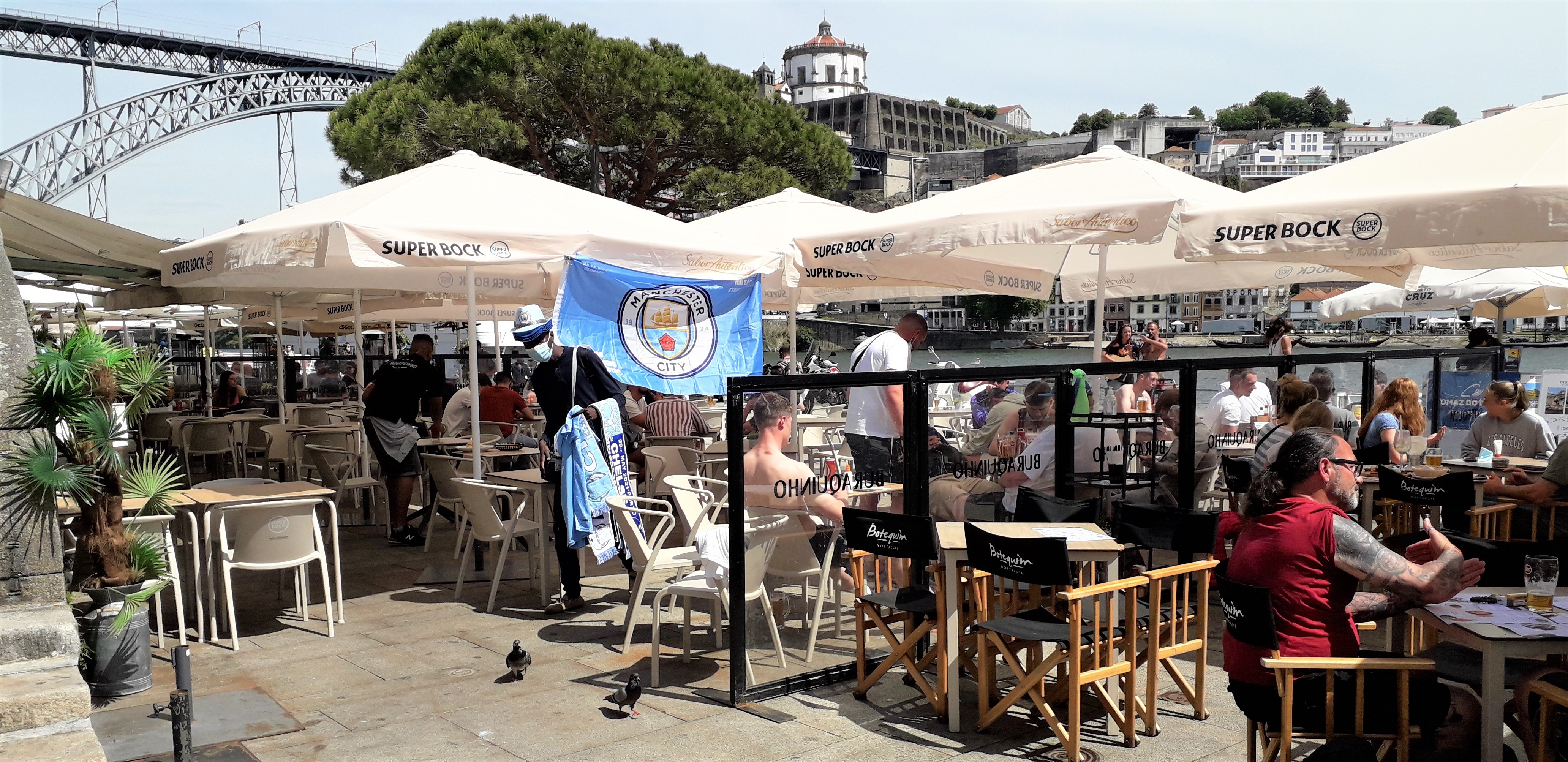 A Ribeira do Porto virou 'QG' do City: bandeira, ambulantes, chope e Oásis