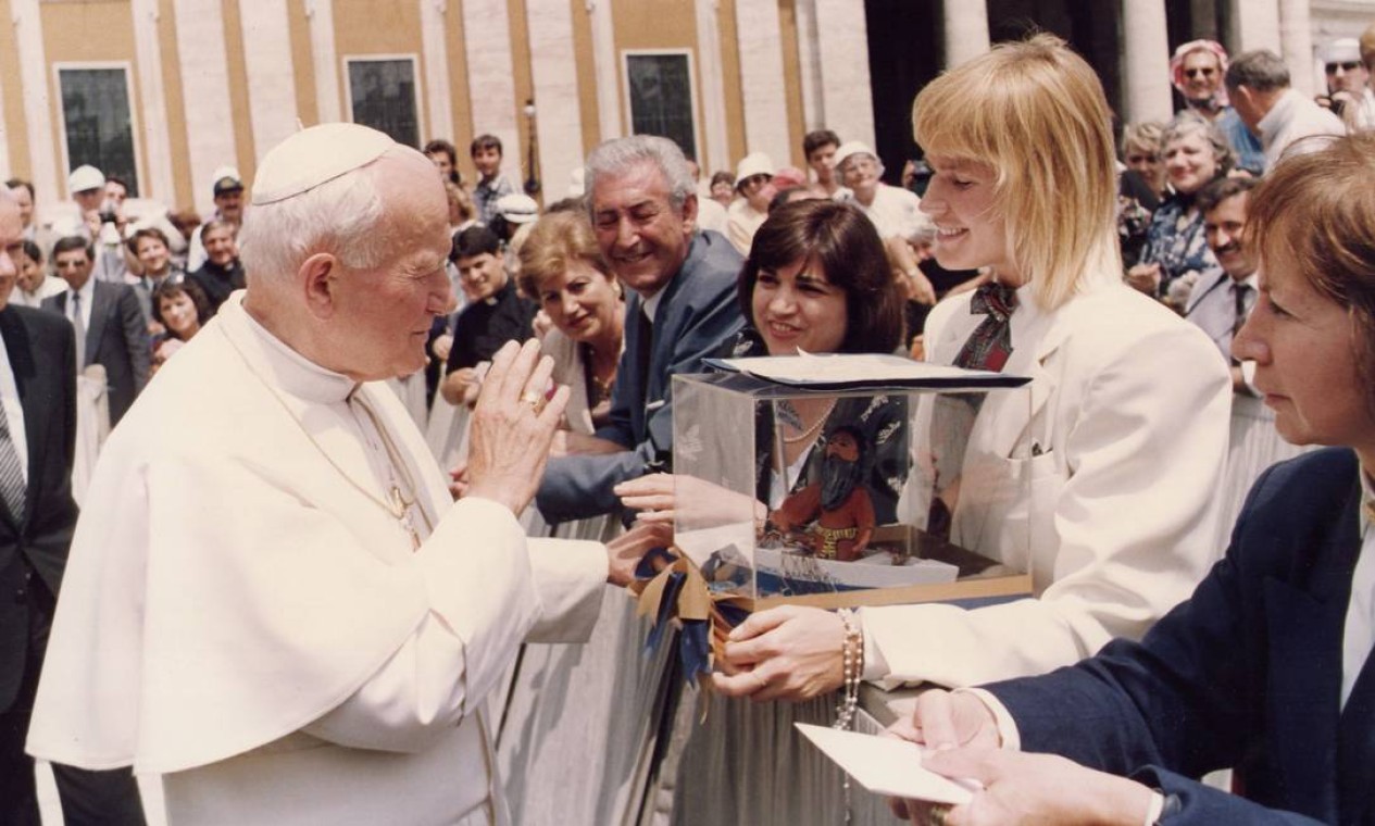 Em 1992, Xuxa esteve com o Papa João Paulo II no Vaticano — Foto: L´OBSERVATORE ROMANO