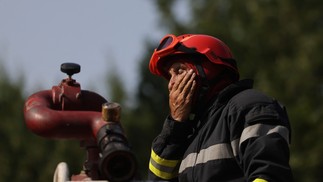 Bombeiro reage durante uma operação para controlar um incêndio florestal perto de Louchats em Gironde, sudoeste da França. Em uma semana, o incêndio florestal fora de controle já tomou mais de 10 mil hectares  — Foto: THIBAUD MORITZ / AFP