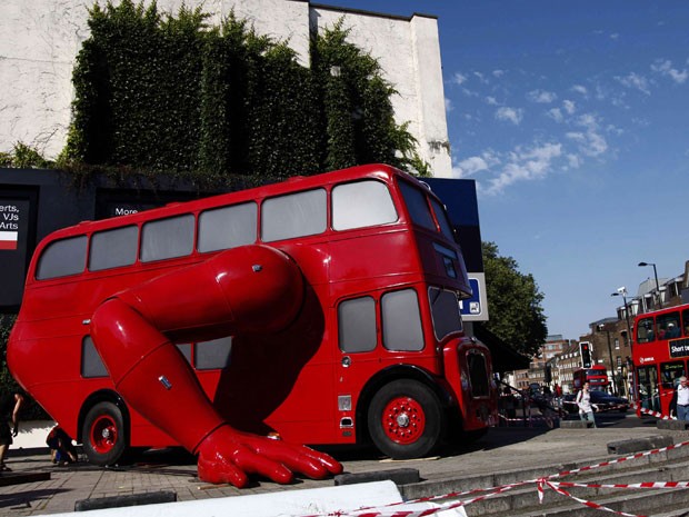 David Cerny transformou o tradicional ônibus vermelho de Londres em um robô (Foto: Reuters)