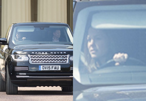 Kate Middleton fotografada dirigindo na tarde de terça (28) (Foto: Grosby Group)
