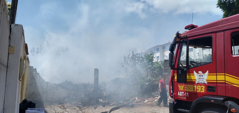 Incêndio pode ter sido provocado por material inflamável  — Foto: Francielle Alves 
