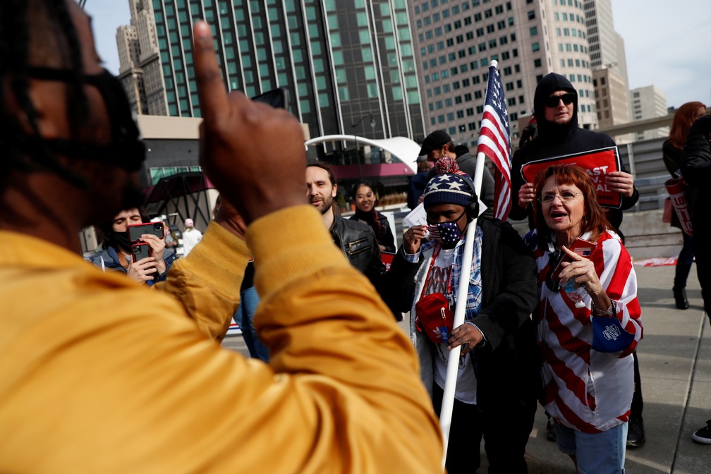 Um homem discute na tarde desta quinta-feira (5) com apoiadores do presidente dos Estados Unidos, Donald Trump, enquanto os votos continuam a ser contados após a eleição presidencial dos Estados Unidos, em Detroit, em Michigan. — Foto: REUTERS/Shannon Stapleton