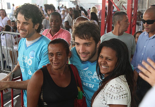 Humberto Carrão posa com fãs (Foto: Claudio Andrade/Foto Rio News)