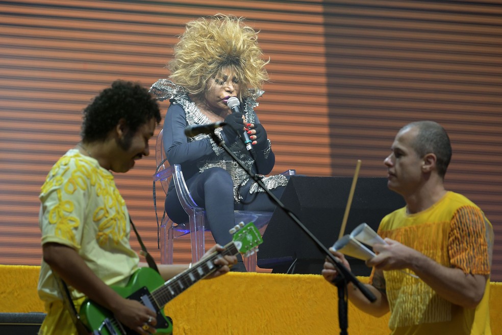 Elza Soares em cena no Palco Sunset do Rock in Rio 2019 com músicos do show 'Planeta fome' — Foto: Alexandre Durão / G1
