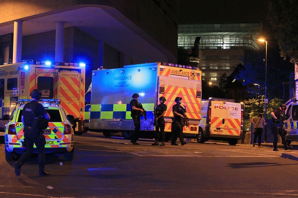 Policiais e médicos nos arredores da Manchester Arena, em maio de 2017, após um ataque terrorista no show da cantora Ariana Grande (Foto: Getty Images)