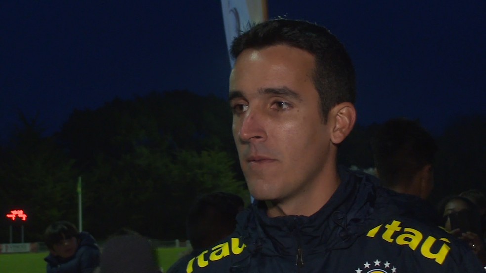 Paulo Victor Gomes, treinador da seleção brasileira sub-17, no Torneio de Montaigu (Foto: Reprodução de vídeo)