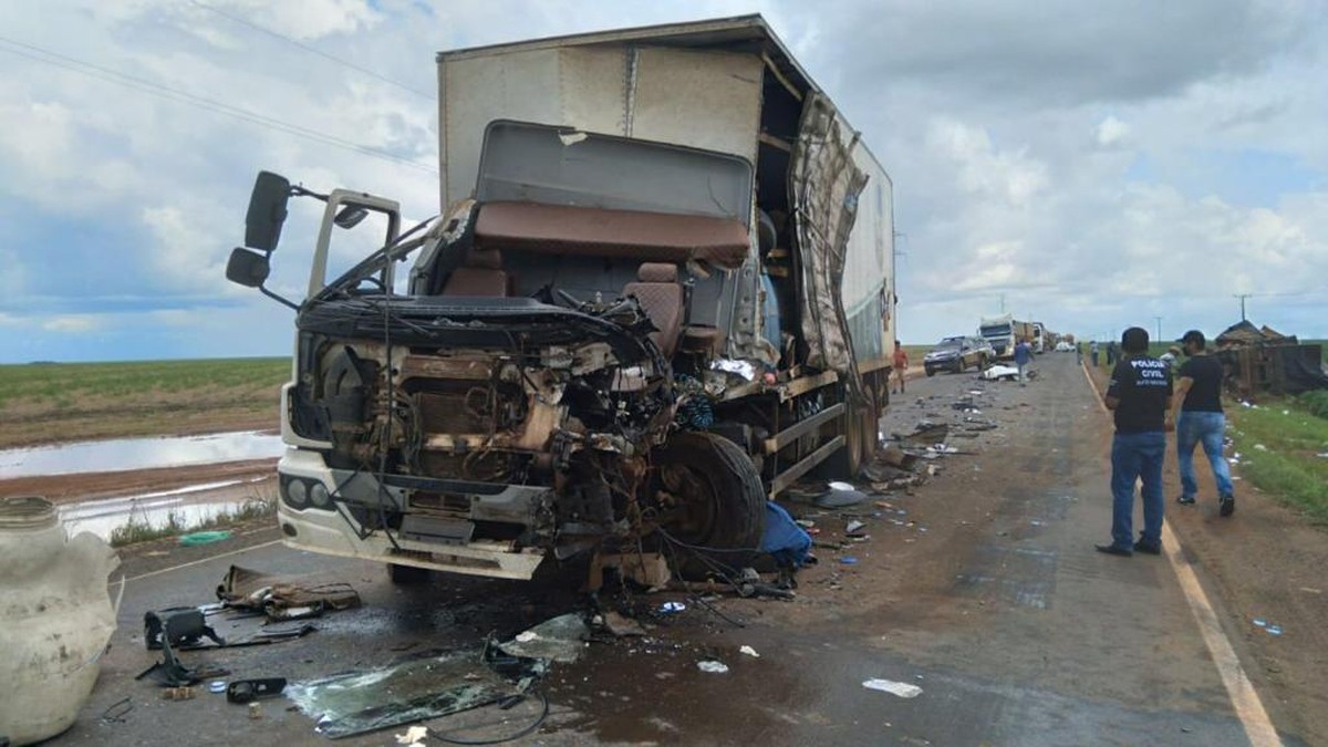 Carretas Batem De Frente Após Uma Delas Fazer Ultrapassagem Indevida Em Mt Mato Grosso G1 