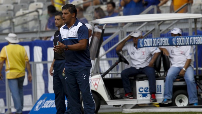 Mano Menezes minimiza ausência no banco e elogia o auxiliar Sidnei Lobo