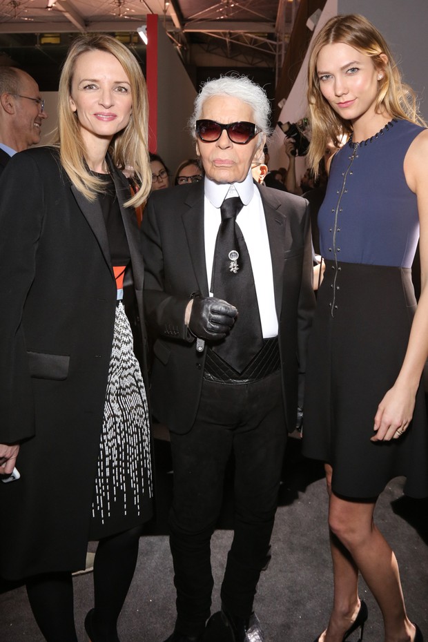 Delphine Arnault, Karl Lagerfeld e Karlie Kloss (Foto: François Goizé)