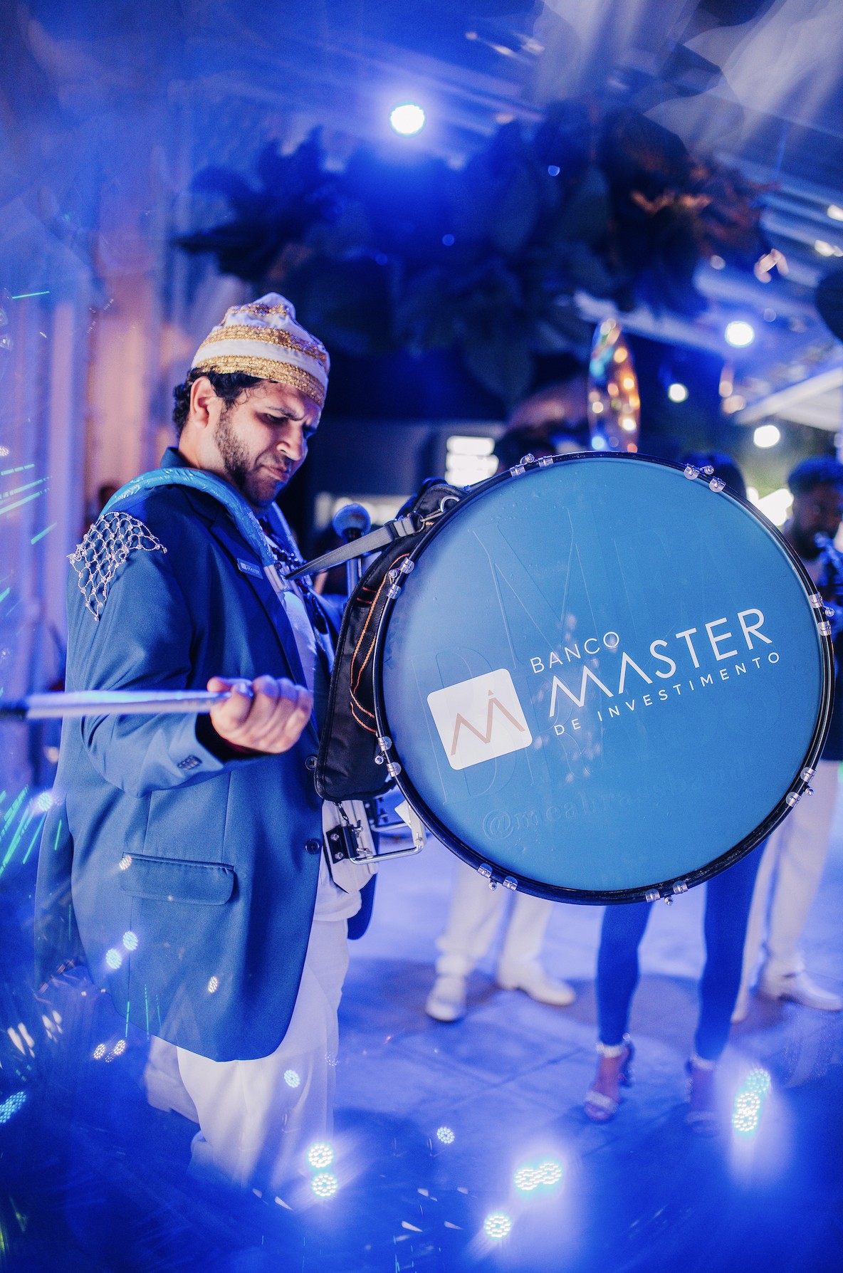 O Banco Master de Investimento realizou uma ação especial com uma banda de carnaval — Foto: Lali Moss