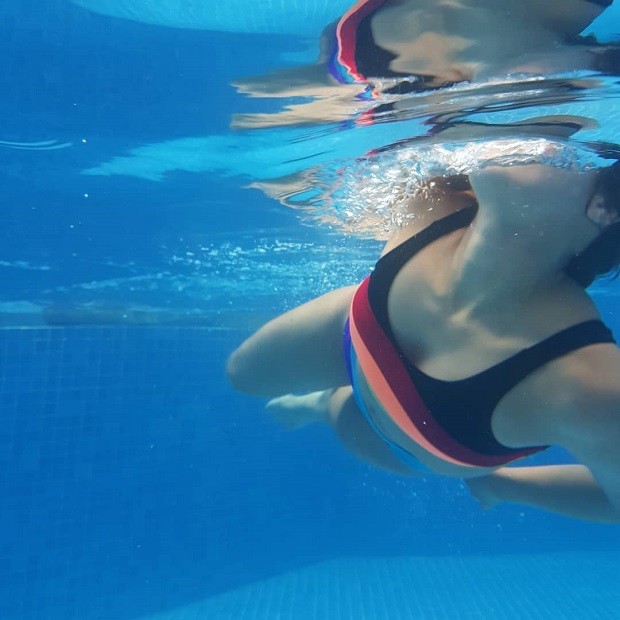 Isabella Santoni curtindo o mergulho na piscina (Foto: Reprodução/ Instagram)