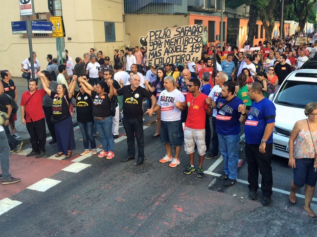 Profissionais da educação do Rio fizeram passeata até o Palácio Guanabara (Foto: Nicolás Satriano/G1)