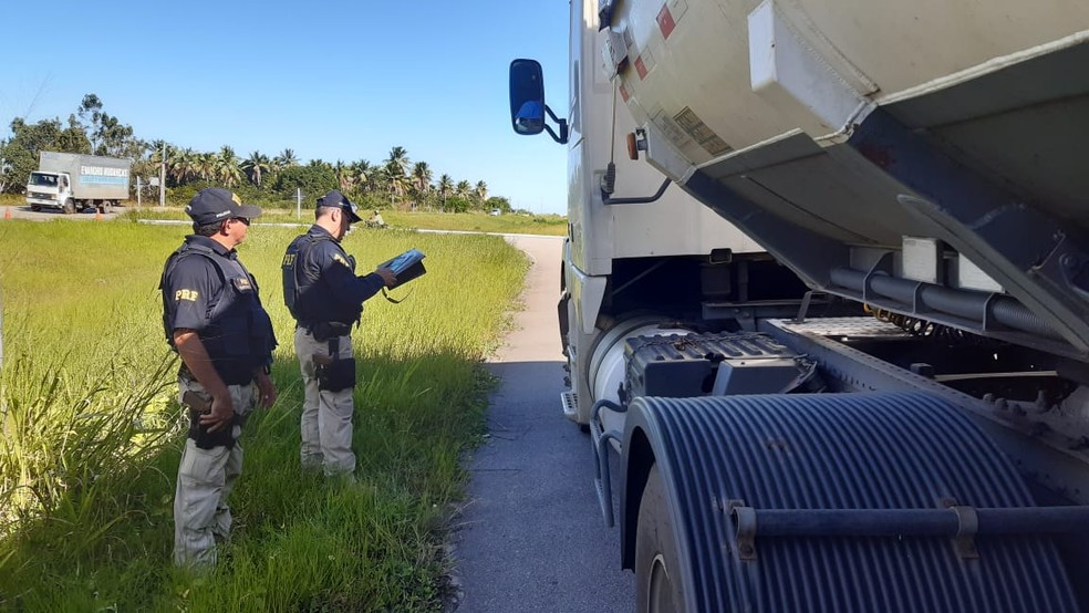 Pol&Atilde;&shy;cia Rodovi&Atilde;&iexcl;ria Federal multou 150 caminh&Atilde;&micro;es em opera&Atilde;&sect;&Atilde;&pound;o no RN &acirc;Â€Â” Foto: S&Atilde;&copy;rgio Henrique Santos/Inter TV Cabugi