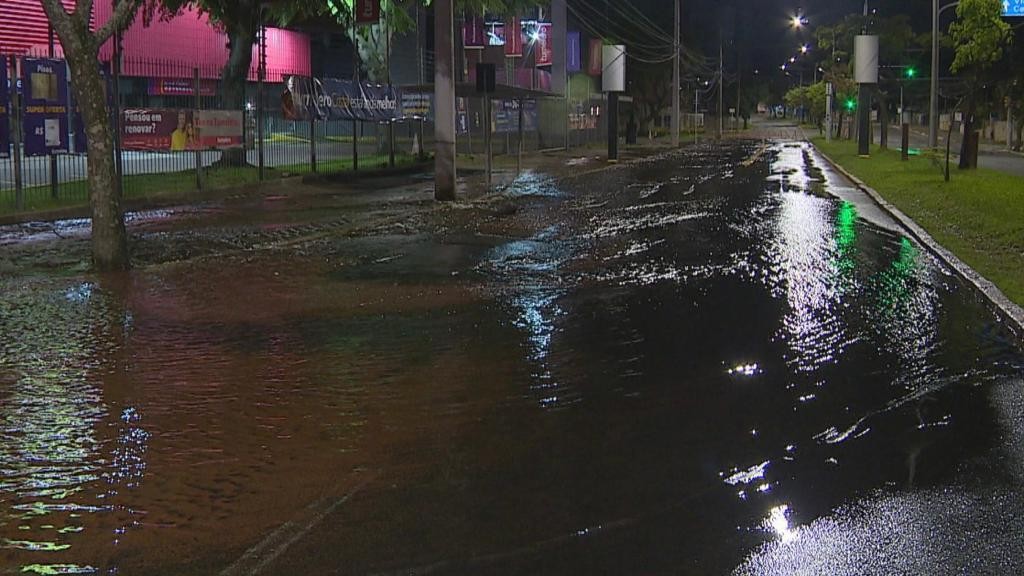 Rompimento de adutora deixa bairros da Zona Sul de Porto Alegre sem água