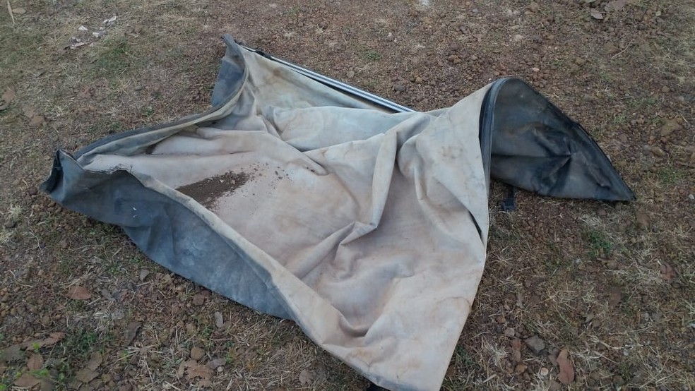 Plástico utilizado para envolver o caixão de vítima da Covid-19 foi retirado — Foto: Arquivo Pessoal/Campo Maior em Foco