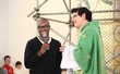 Thiaguinho visita padre Manzotti: 'Sempre uma honra orar contigo'