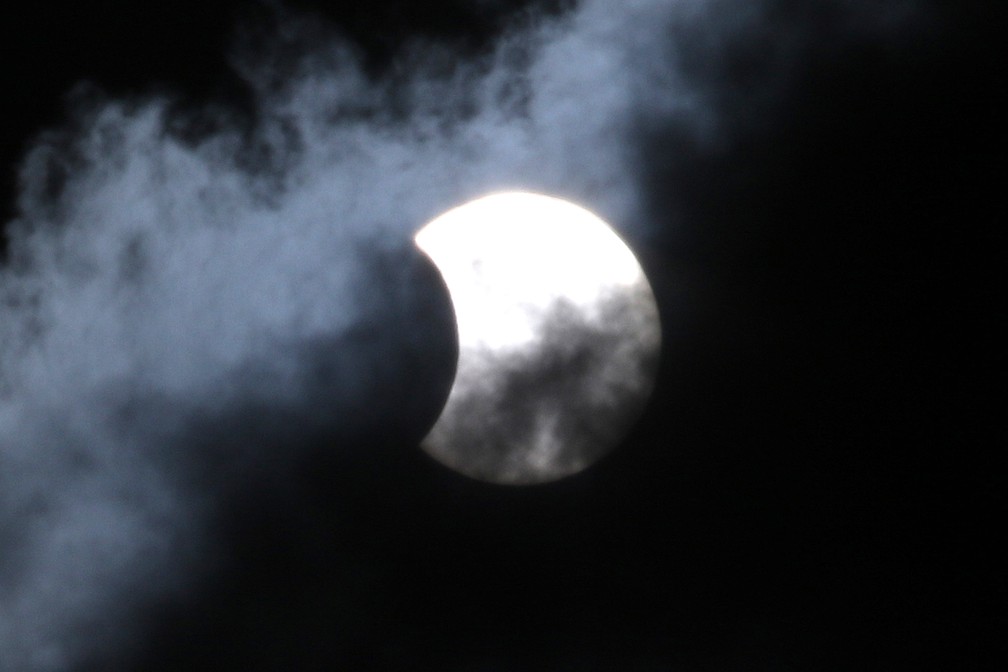Vista do eclipse do sol, quando a sombra da lua é projetada na Terra, a partir da cidade de Uberaba  — Foto: L.ADOLFO/ESTADÃO CONTEÚDO