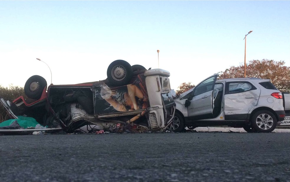 Carros envolvidos em acidente no Eixão Sul, em Brasília (Foto: Fabiano Andrade/TV Globo)
