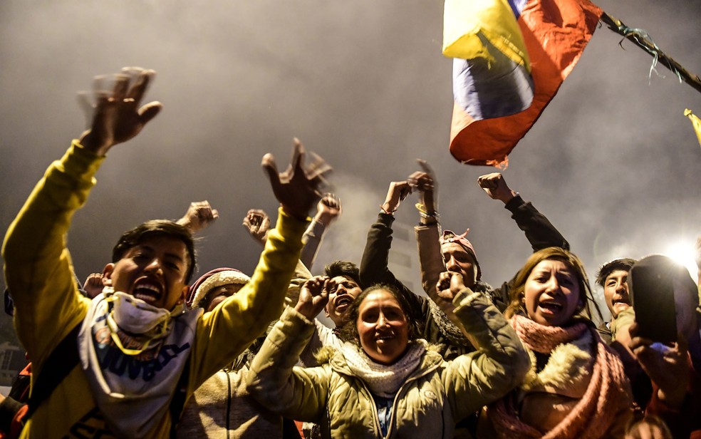 Manifestantes comemoram em Quito revogação de decreto que causou aumento nos preços dos combustíveis — Foto: Martin Bernetti / AFP Photo