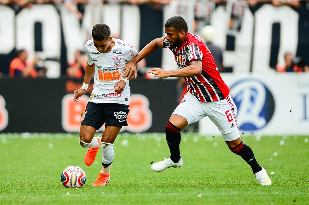 Reinaldo marca Pedrinho durante final entre São Paulo e Corinthians — Foto: Renato Pizzutto/BP Filmes