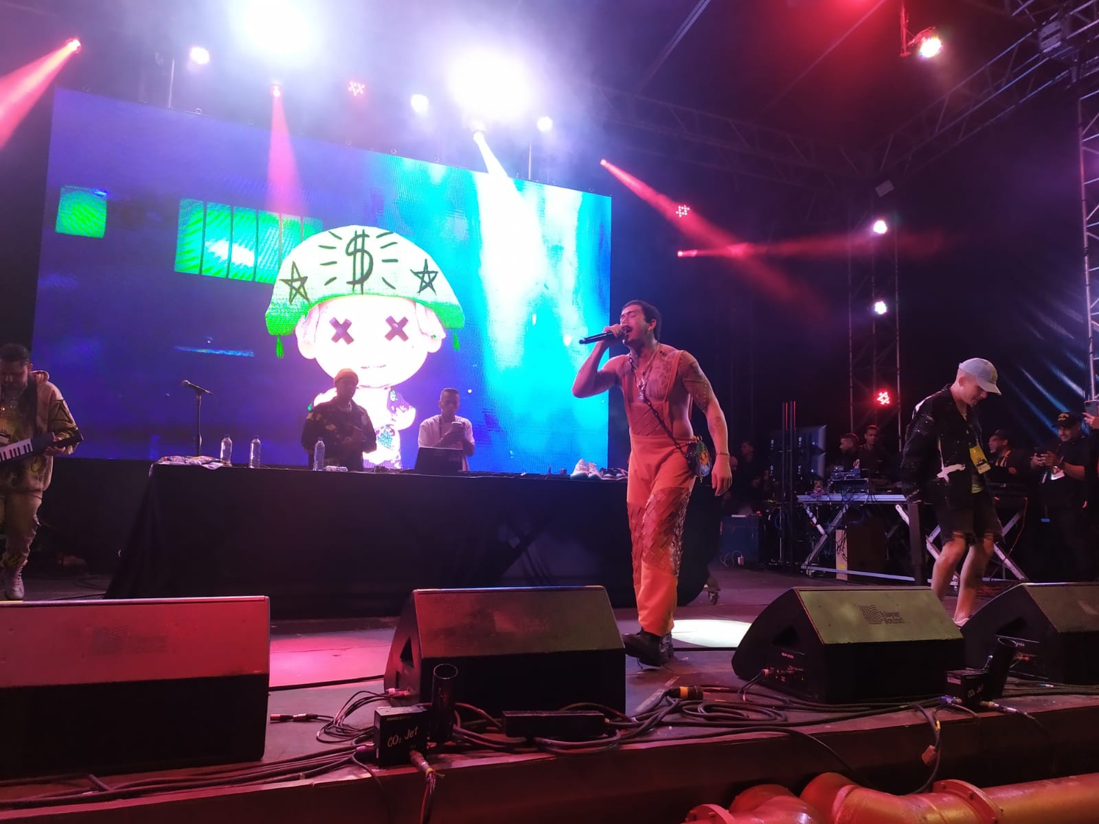 Whindersson Nunes distribui tênis em show de rap: 'Eu sei que vocês gostam de coisas de graça'