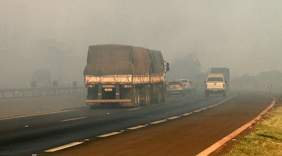 Fumaça de queimada causa acidente e deixa dois feridos na 