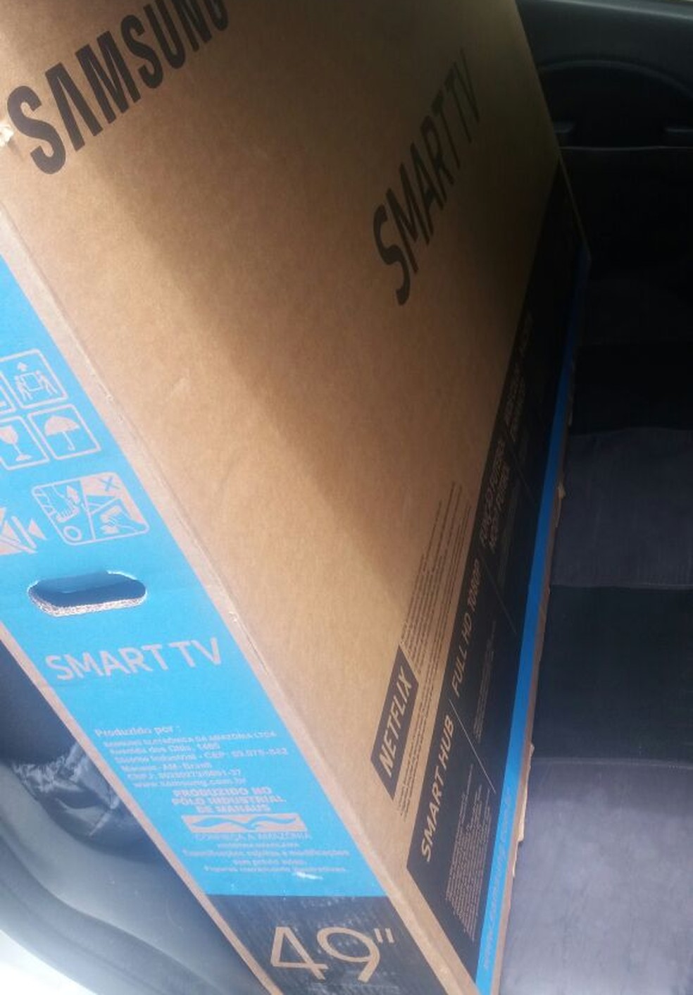 Jovem saiu da loja carregando o aparelho de 12 Kg, segundo a PM (Foto: Polícia Militar/Divulgação)