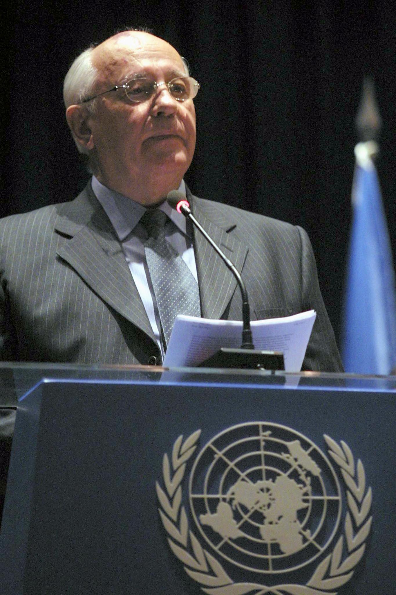 Em abril de 2003, Gorbachev faz um discurso no salão das Nações Unidas, em Beirute — Foto: SUHAILA SAHMARANI / AFP