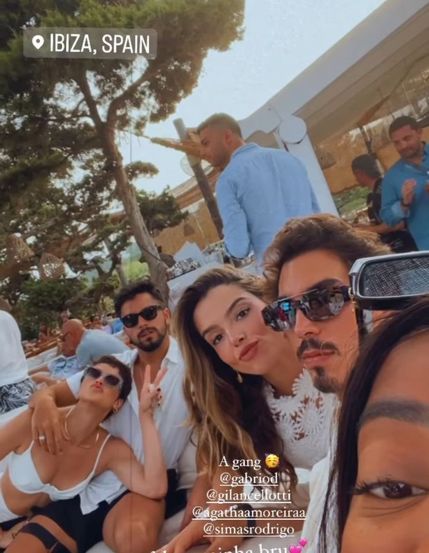 Ludmilla curte Ibiza com Giovanna Lancellotti, Gabriel David, Agatha Moreira e Rodrigo Simas (Foto: Reprodução/Instagram)