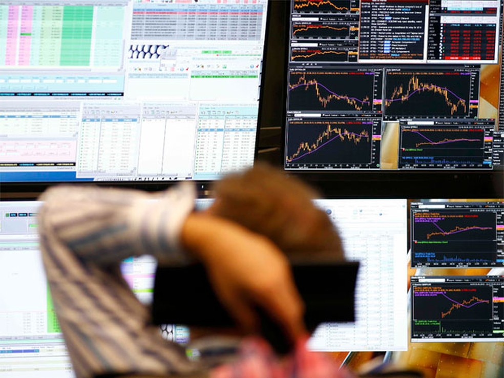 Operador na Bolsa de Valores de Frankfurt, na Alemanha. — Foto: Ralph Orlowski/Reuters