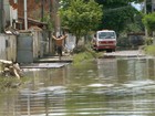 Moradores de São Gonçalo, RJ, sofrem com lama e estragos da chuva
