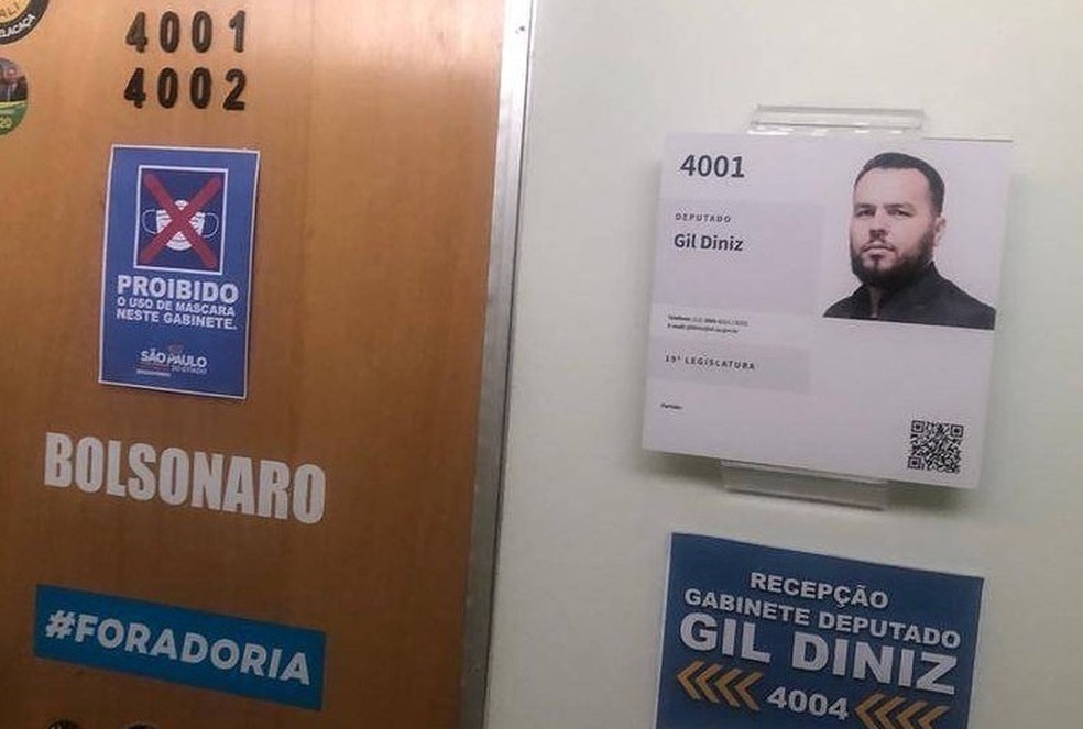 Placa proibindo o uso de máscaras no gabinete do deputado Gil Diniz (PSL) na Alesp.  — Foto: Reprodução/Redes Sociais 