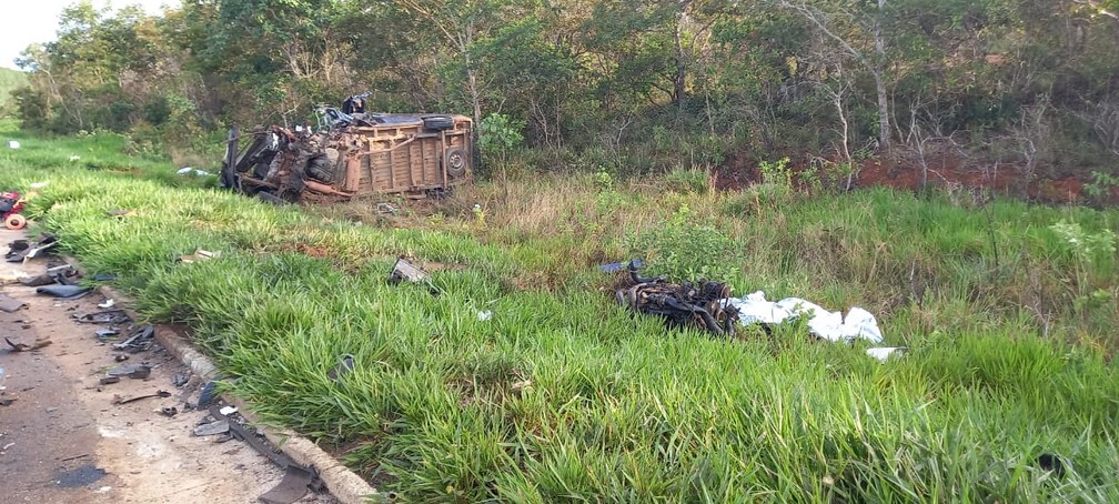 13 pessoas morrem em acidente entre caminhonete e van que transportava pacientes em MT