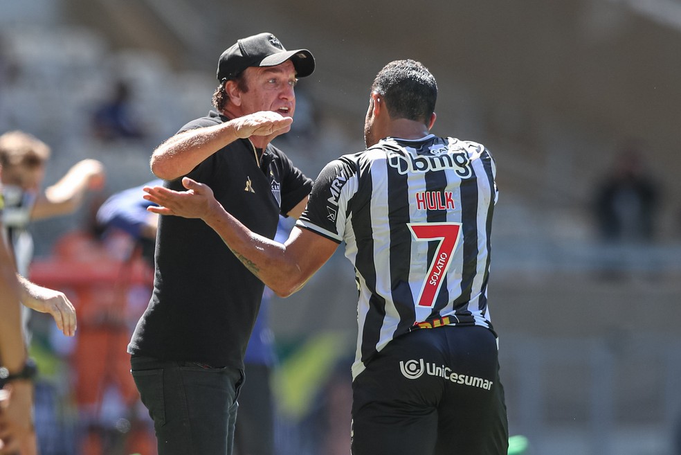 Cuca e Hulk conversam após um dos gols do atacante na partida contra o Bahia — Foto: Pedro Souza