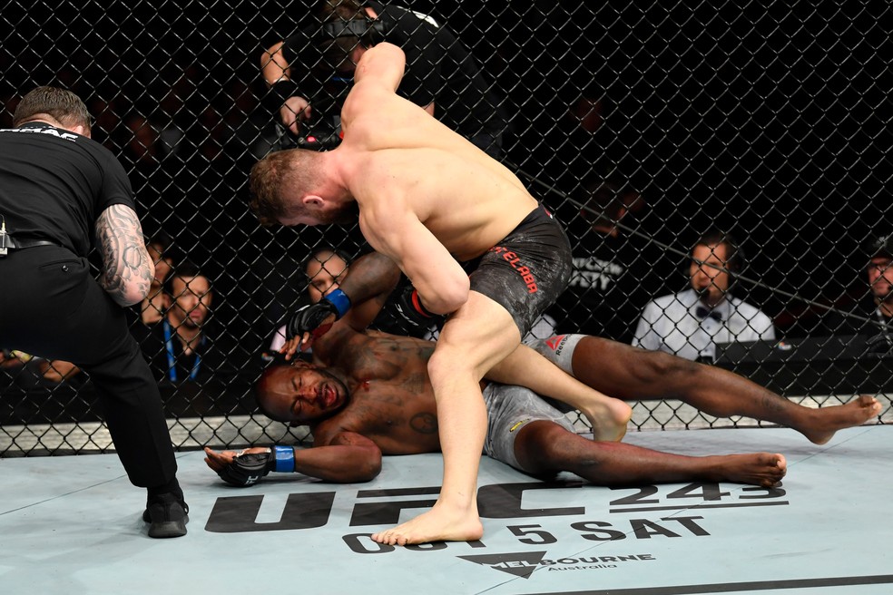 Ion Cutelaba fez trabalho rápido contra Khalil Rountree — Foto: Getty Images