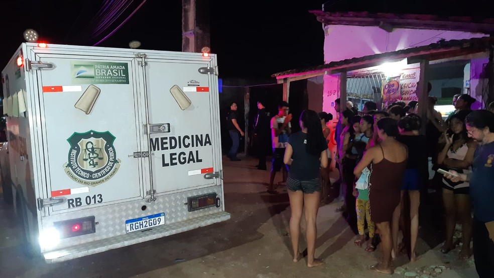 População assiste trabalho da polícia e dos peritos do Itep, em frente à casa onde mulher foi morta pelo marido, em Natal. — Foto: Sérgio Henrique Santos/Inter TV Cabugi