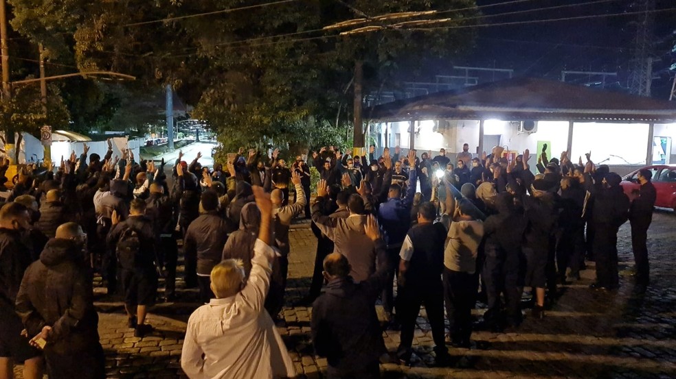 Cerca de cem motoristas se reuniram na manhã desta segunda-feira (19) — Foto: Divulgação/Sindicato dos Trabalhadores de Transportes Rodoviários de Santos
