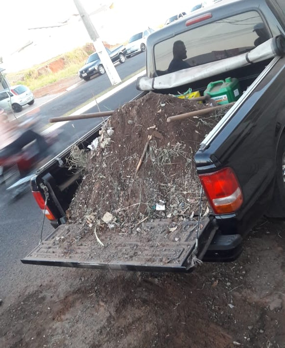 Comerciante transportou entulho da lanchonete até a prefeitura de Fernandópolis (SP) (Foto: Luiz Carlos Fanti/Arquivo Pessoal)