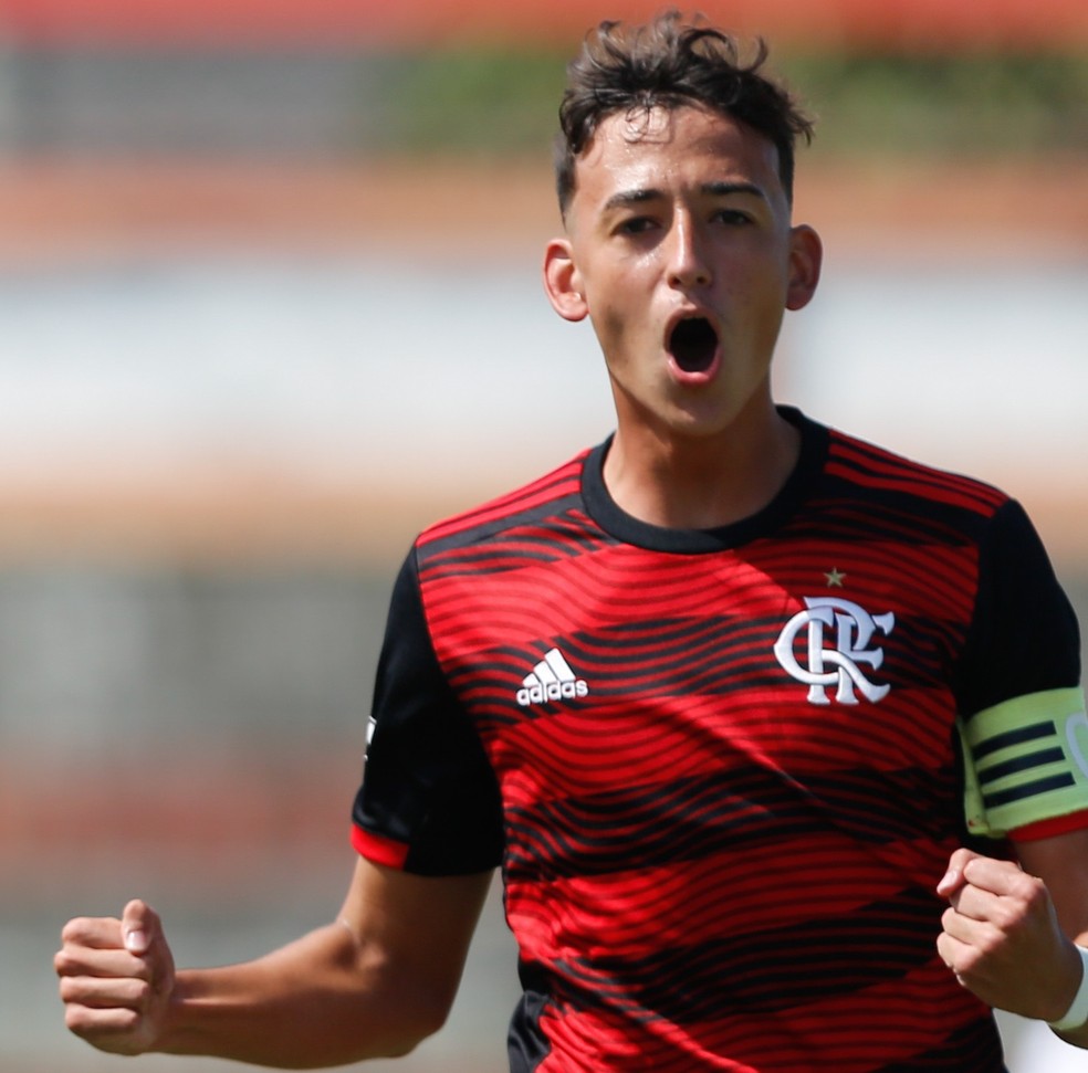 Neto do ex-jogador e treinador José Luiz Carbone, João Carbone é capitão do time sub-17 do Flamengo — Foto: Foto: Gilvan de Souza/Montagem: ge