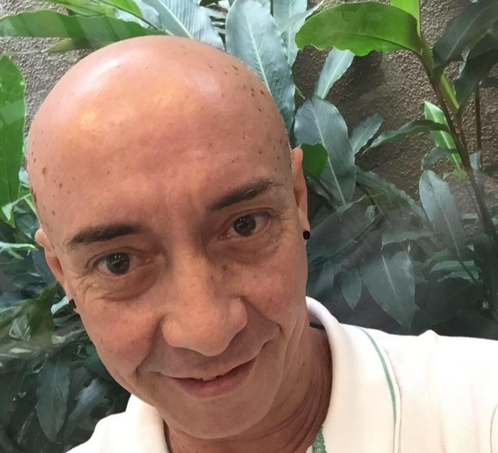 Segundo a PM de São Carlos, o cabeleireiro Rodson Sérgio Pires foi encontrado no chão com um fio no pescoço — Foto: Reprodução/Facebook
