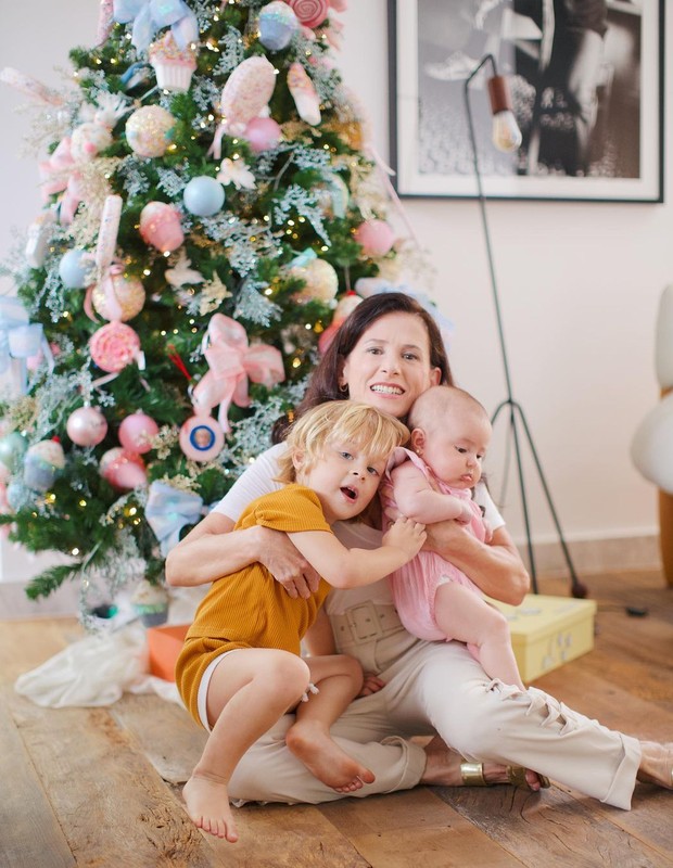 Mãe de Shantal Verdelho posa com os netos em frente à árvore de Natal  (Foto: Reprodução/Instagram @hannarocha )