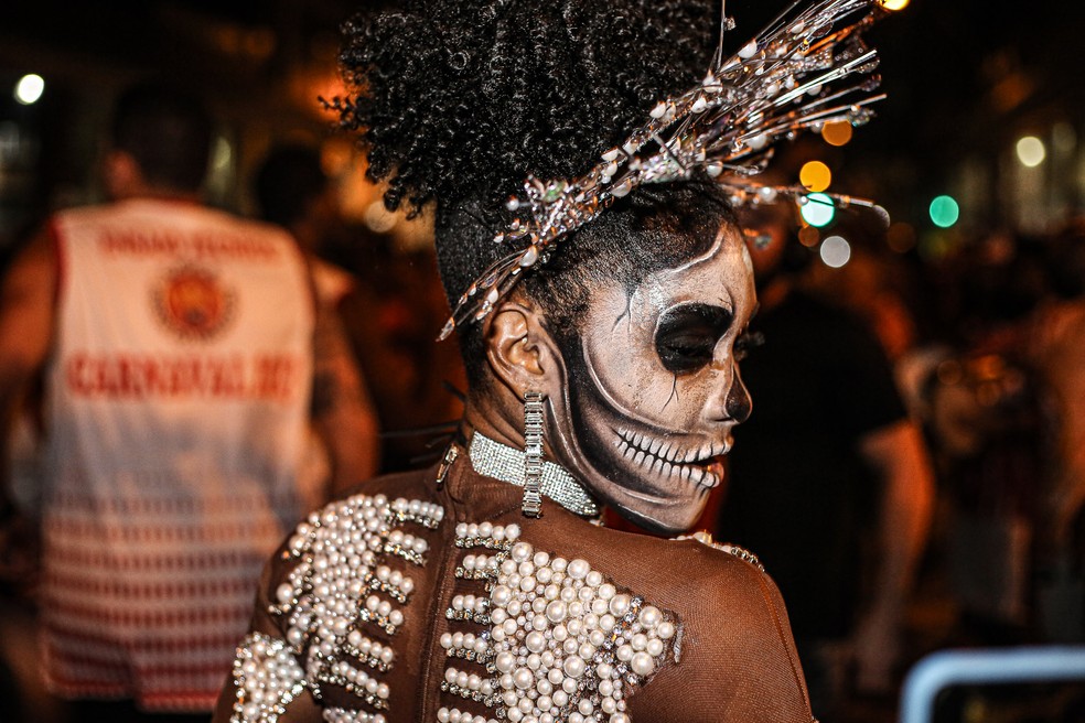 Detalhe da fantasia e maquiagem de caveira de Erika Januza, rainha de bateria da Viradouro — Foto: Delson Silva/ AgNews