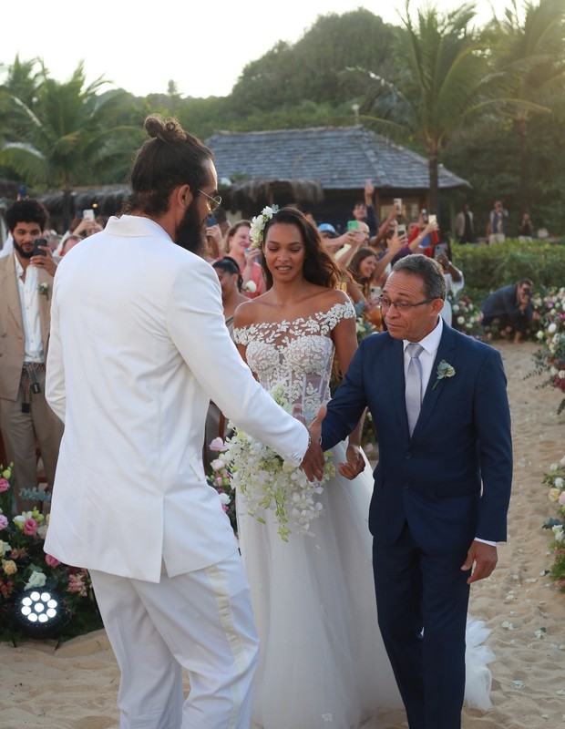Lais Ribeiro e Joakim Noah se casam em Trancoso (Foto: Dilson Silva/AgNews)