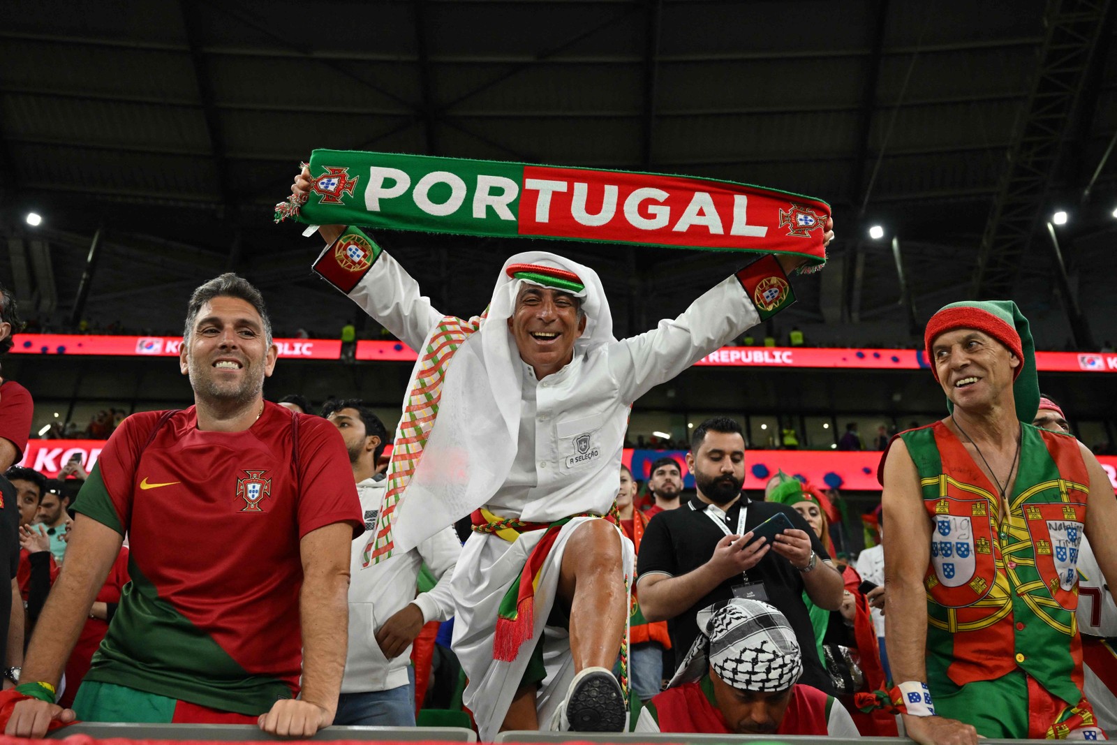 Torcida de Portugal durante partida contra Coreia do Sul — Foto: GLYN KIRK/AFP