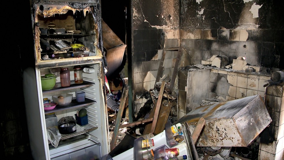 Casa fica destruída após ataque de criminsos, em Vitória  — Foto: Fernando Estevão/ TV Gazeta 